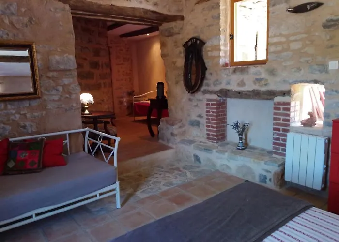 לינה וארוחת בוקר La Prade Basse 82 3*